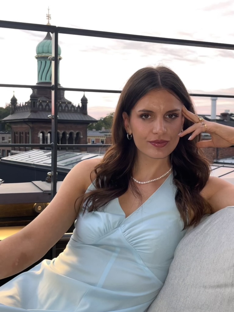 Victoria Clara Swart su una terrazza a Copenaghen, al tramonto