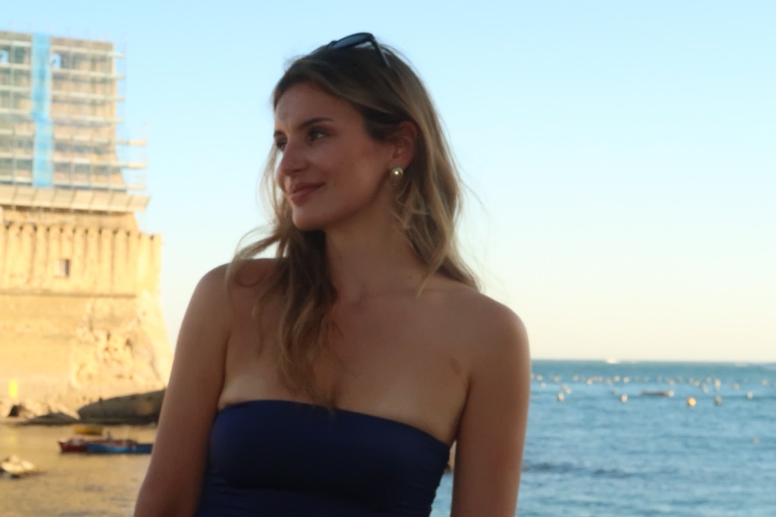 Victoria Clara Swart by the sea at Naples
