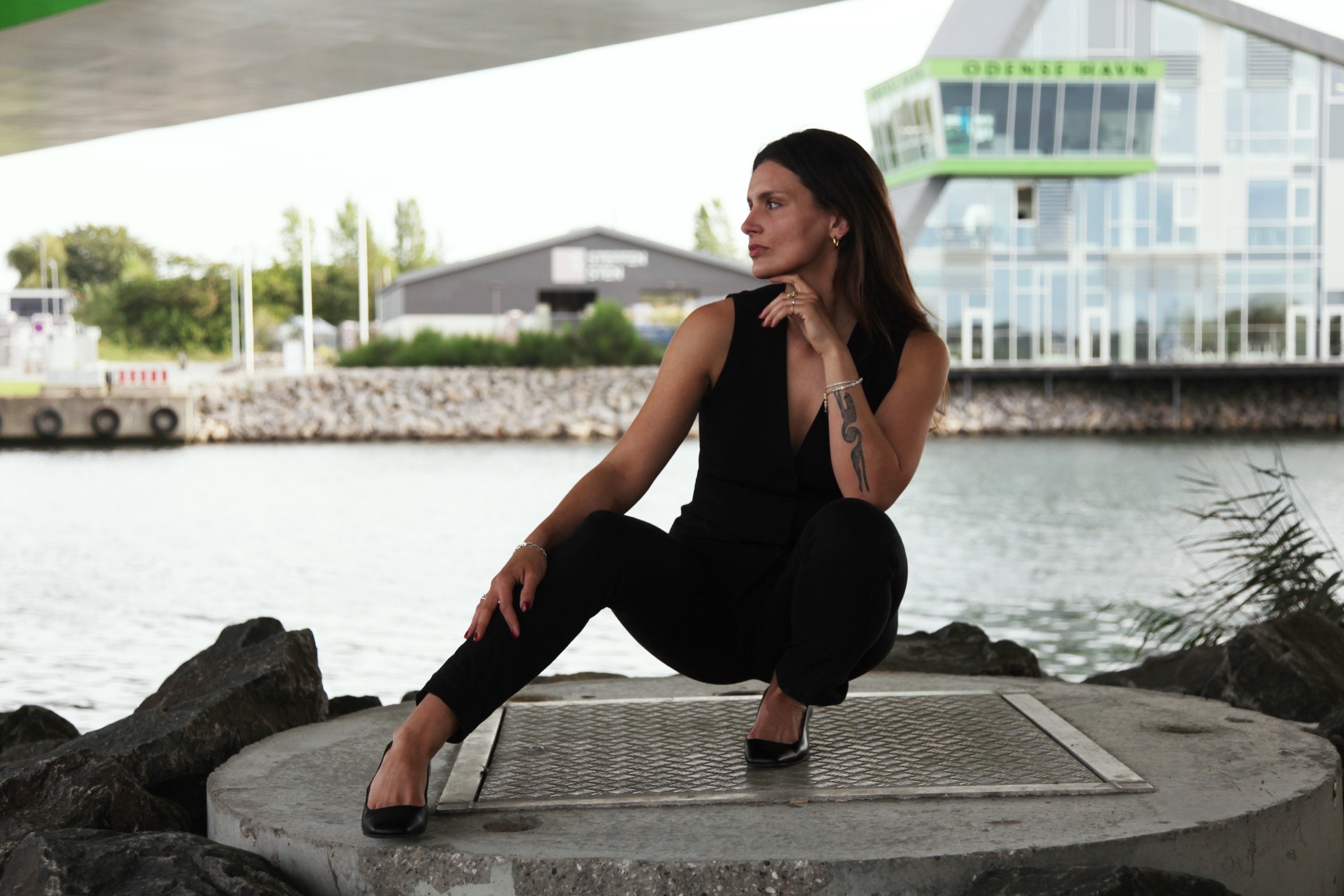 Victoria Clara Swart, mehrsprachige Markenstrategin, fotografiert im Hafen von Odense, Dänemark